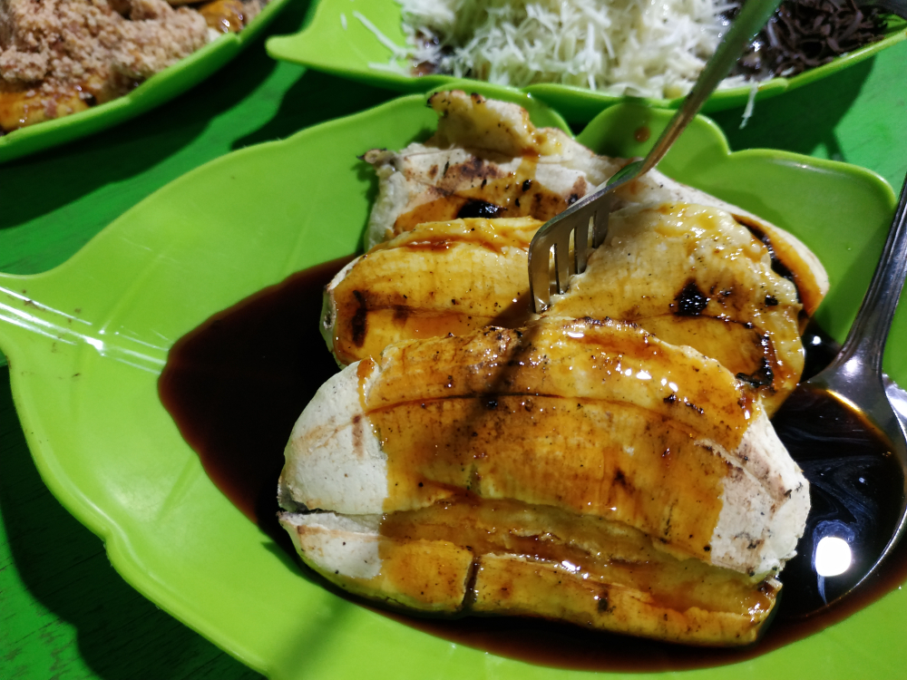 Selagi di Makassar, jangan lewatkan mencicipi pisang epe. Kudapan manis ini tentu istimewa karena pisang di sana sangat lezat!