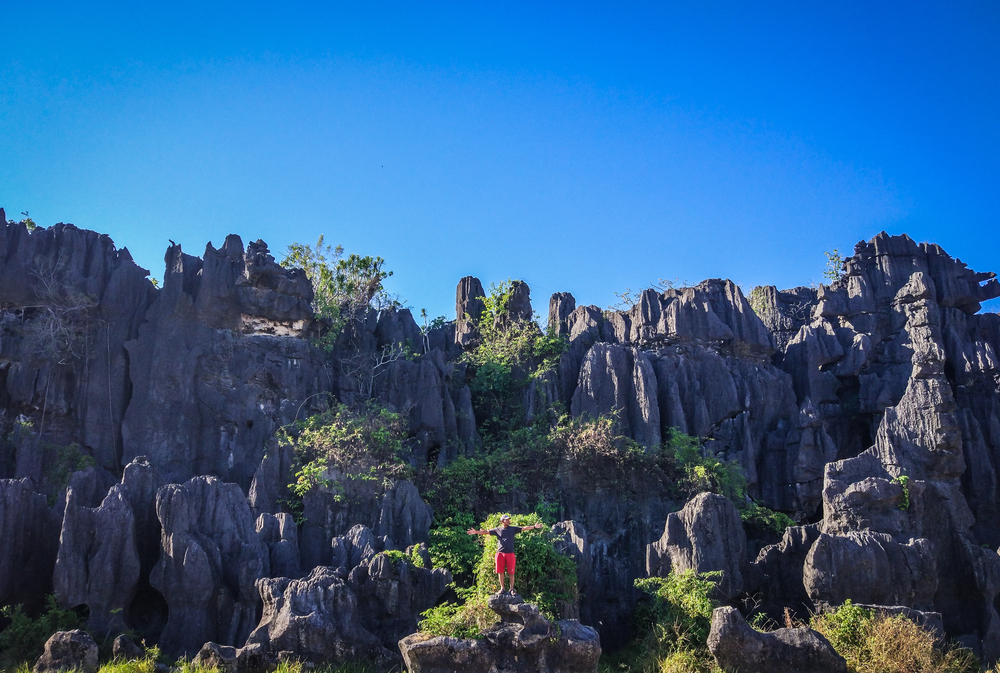 Hanya dengan berkendara selama 1,5 jam dari kota Makassar, kamu akan sampai di Rammang-Rammang, tempat gugusan karst ini berada.