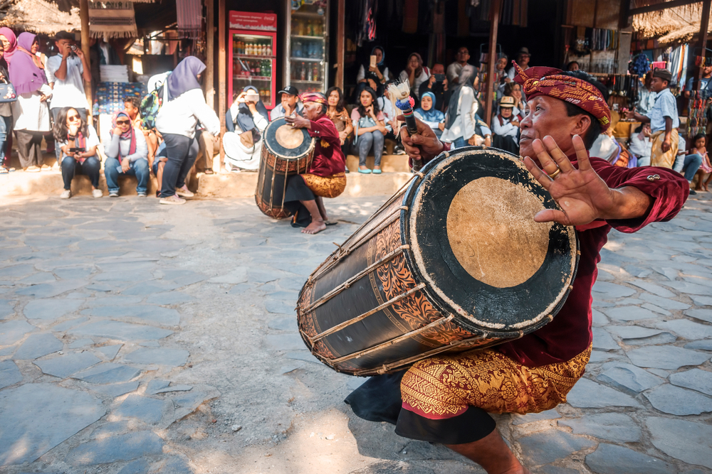 Pernikahan Suku Sasak biasanya diiringi oleh tarian gendang beliq