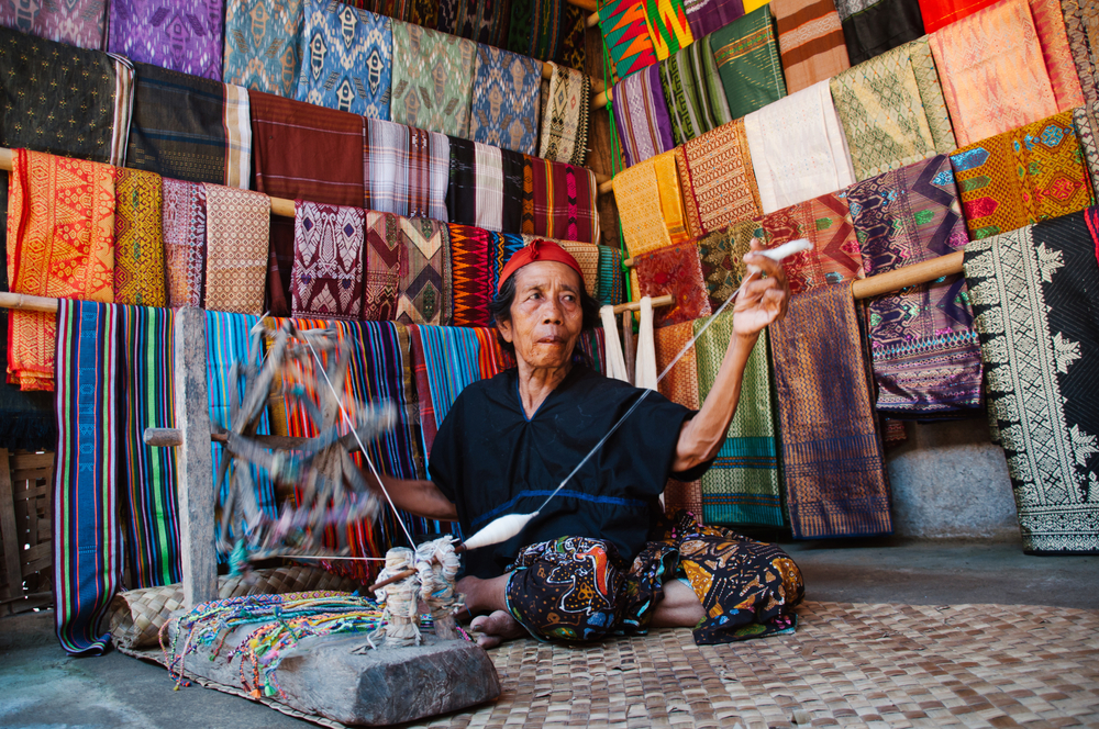 Perajin tenun Desa Sade, Lombok.