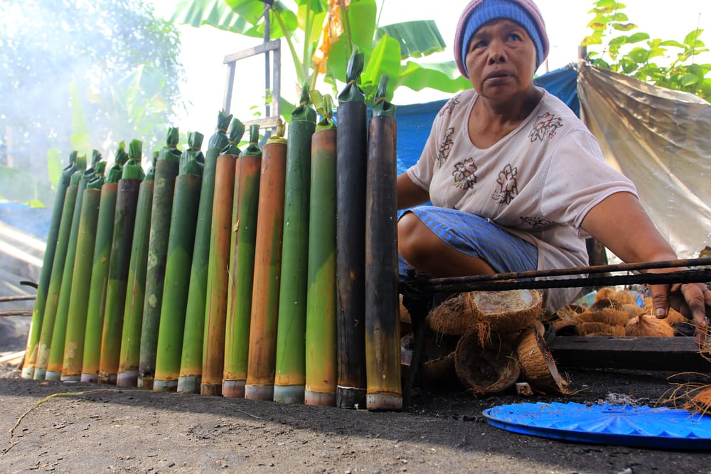  Pembuatan  Lemang Ketan Bambu  Wego Indonesia Travel Blog