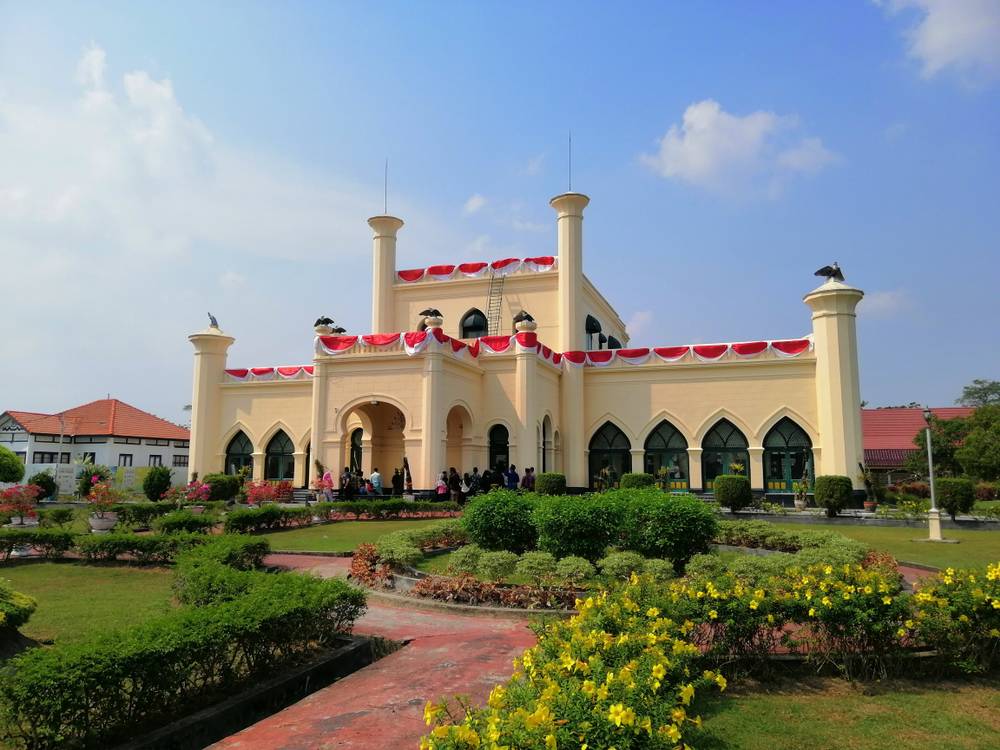 Sepenggal sejarah Melayu Islam di Istana Siak | Wego Indonesia Travel Blog