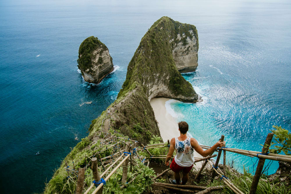Pantai Kelingking, spot foto paling terkenal di Nusa Penida.
