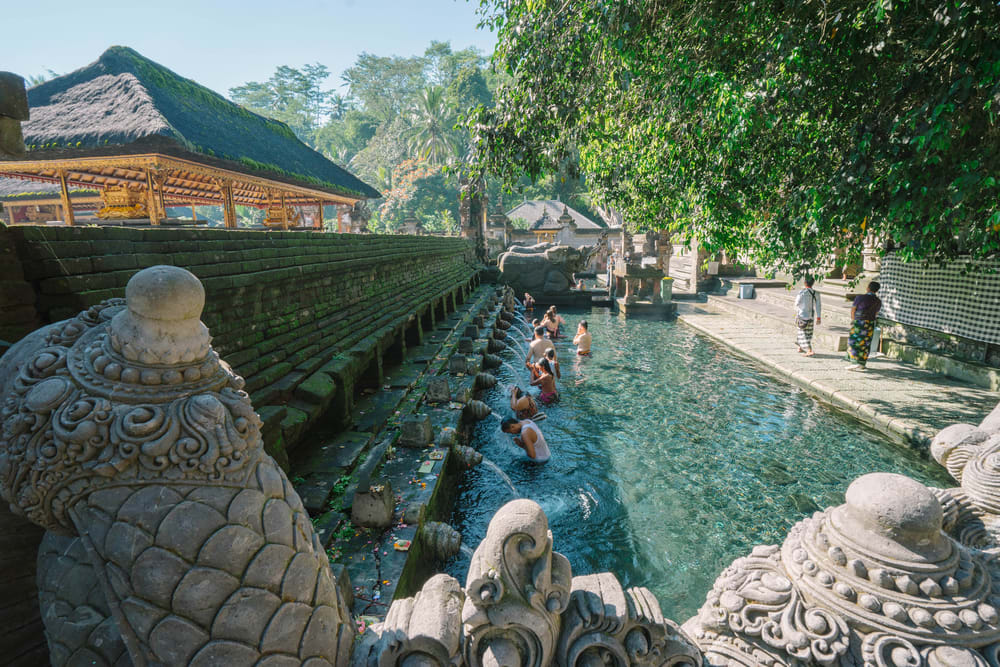 Ritual melukat atau pembersihan diri di Pura Tirta Empul.