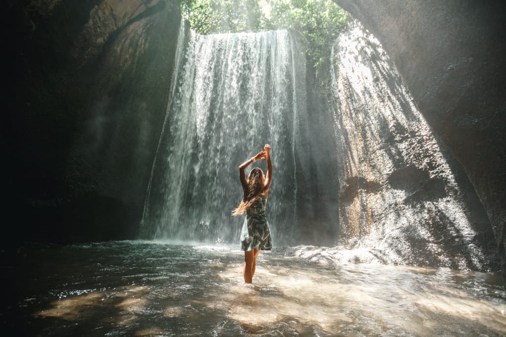 Keindahan Air Terjun Tukad Cepung dari bawah gua