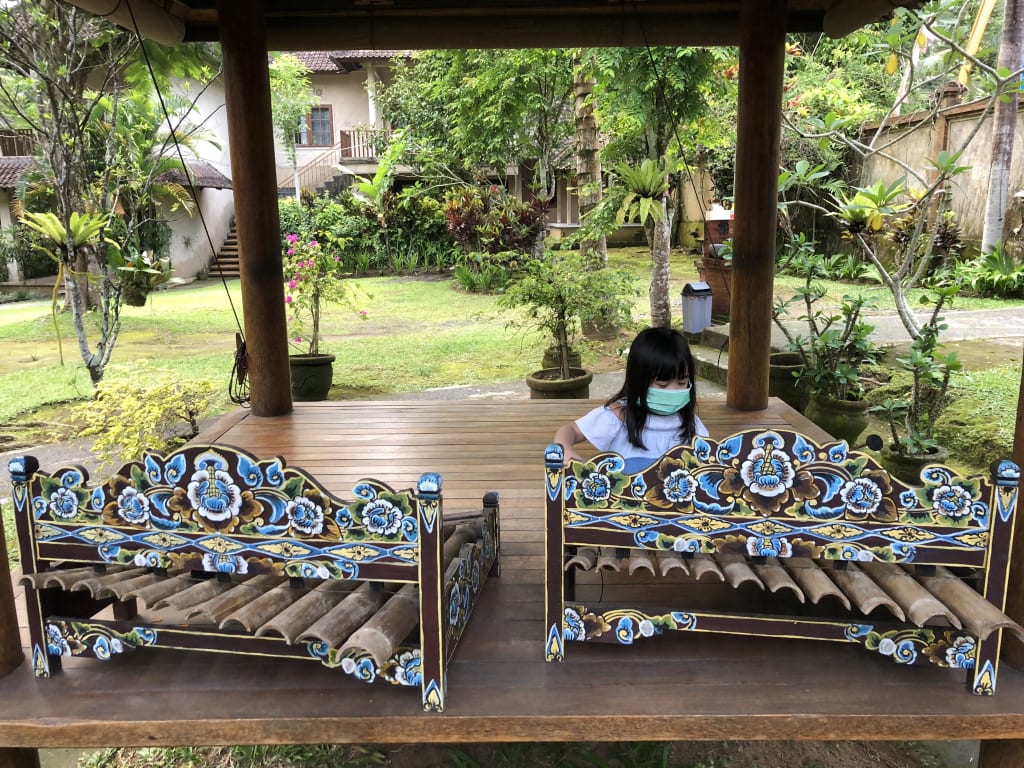 Alat musik tradisional di dalam area restoran Mahagiri